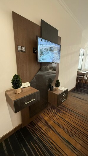 Neljän hengen standard-huone | Ylelliset vuodevaatteet, minibaari, ilmainen Wi-Fi