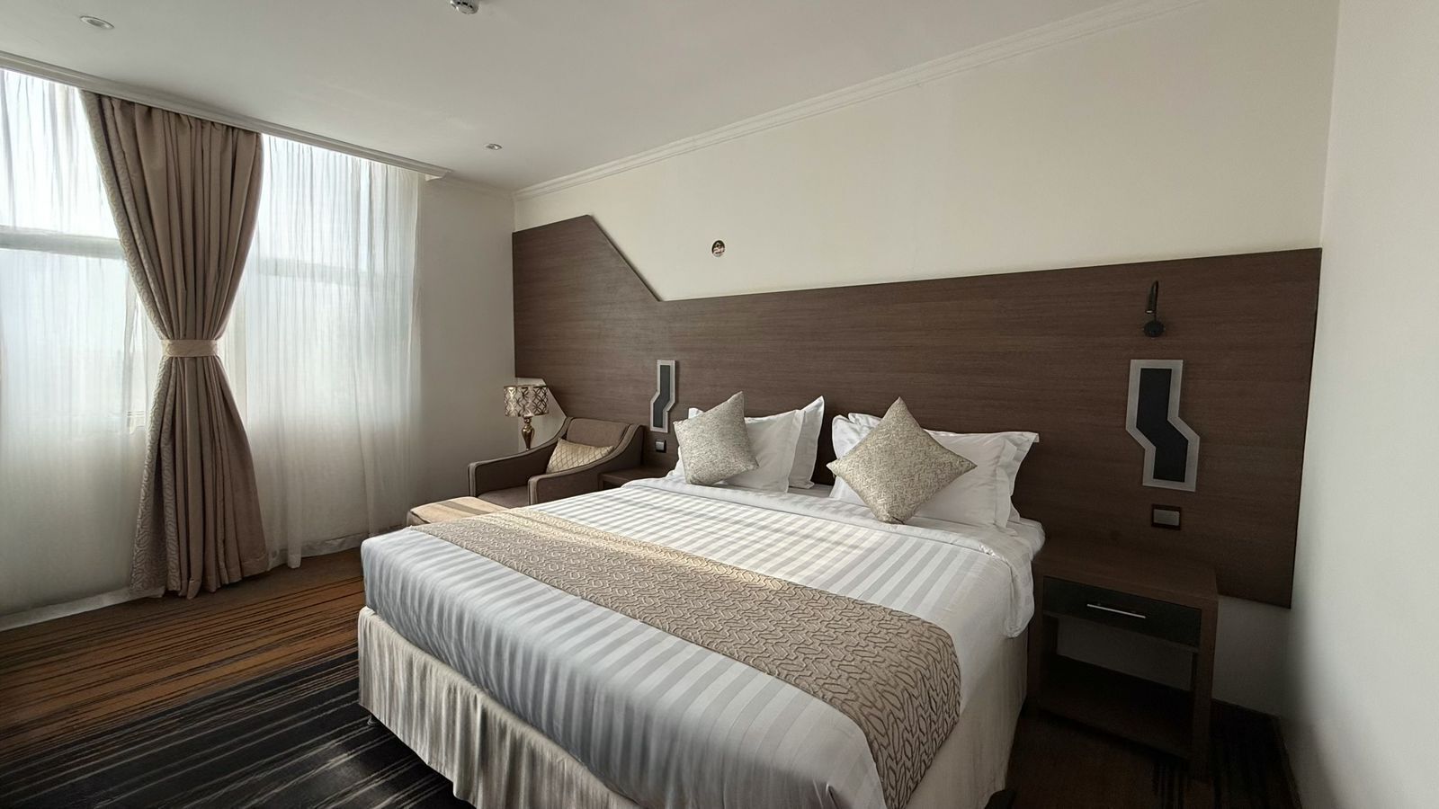 Premium bedding, minibar, free WiFi