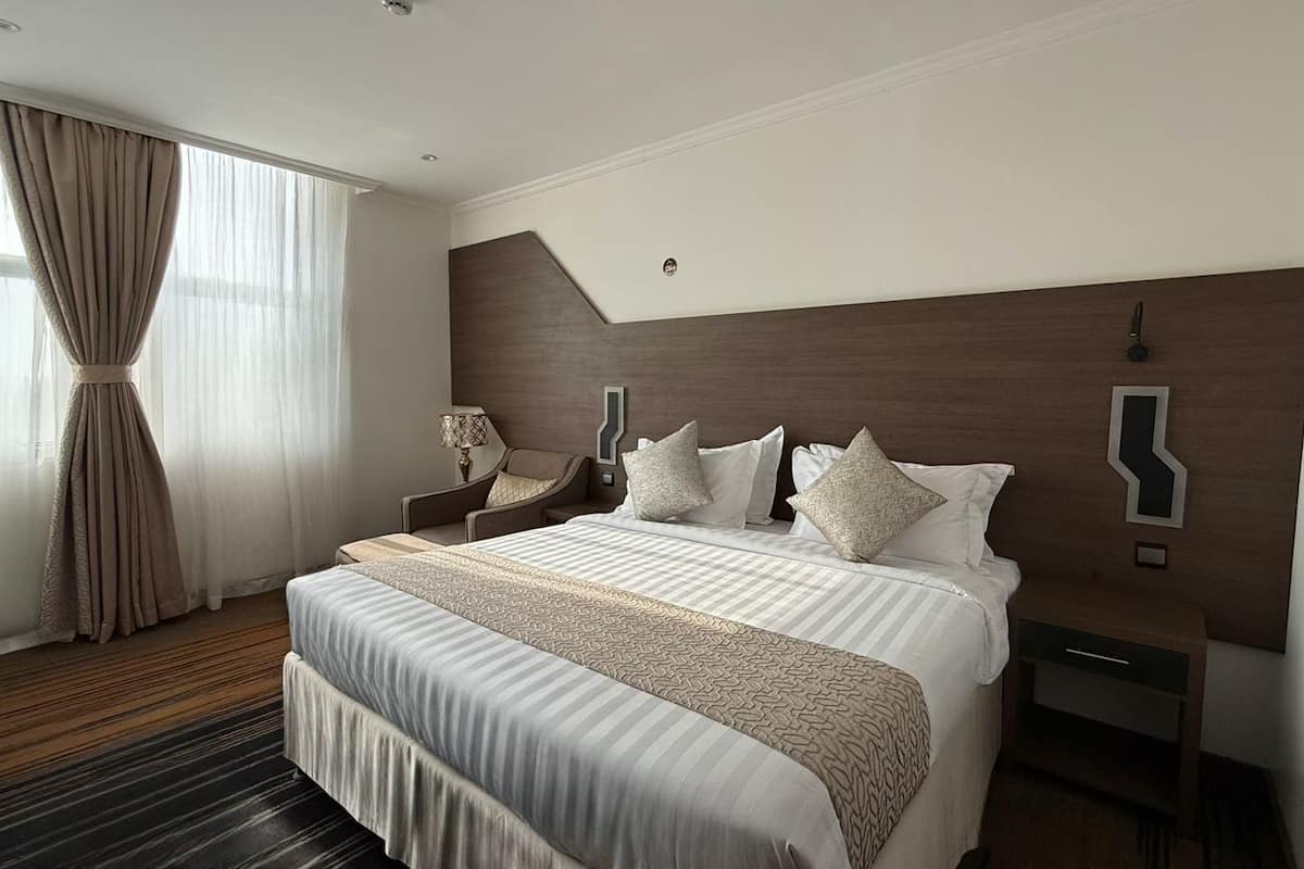 Premium bedding, minibar, free WiFi