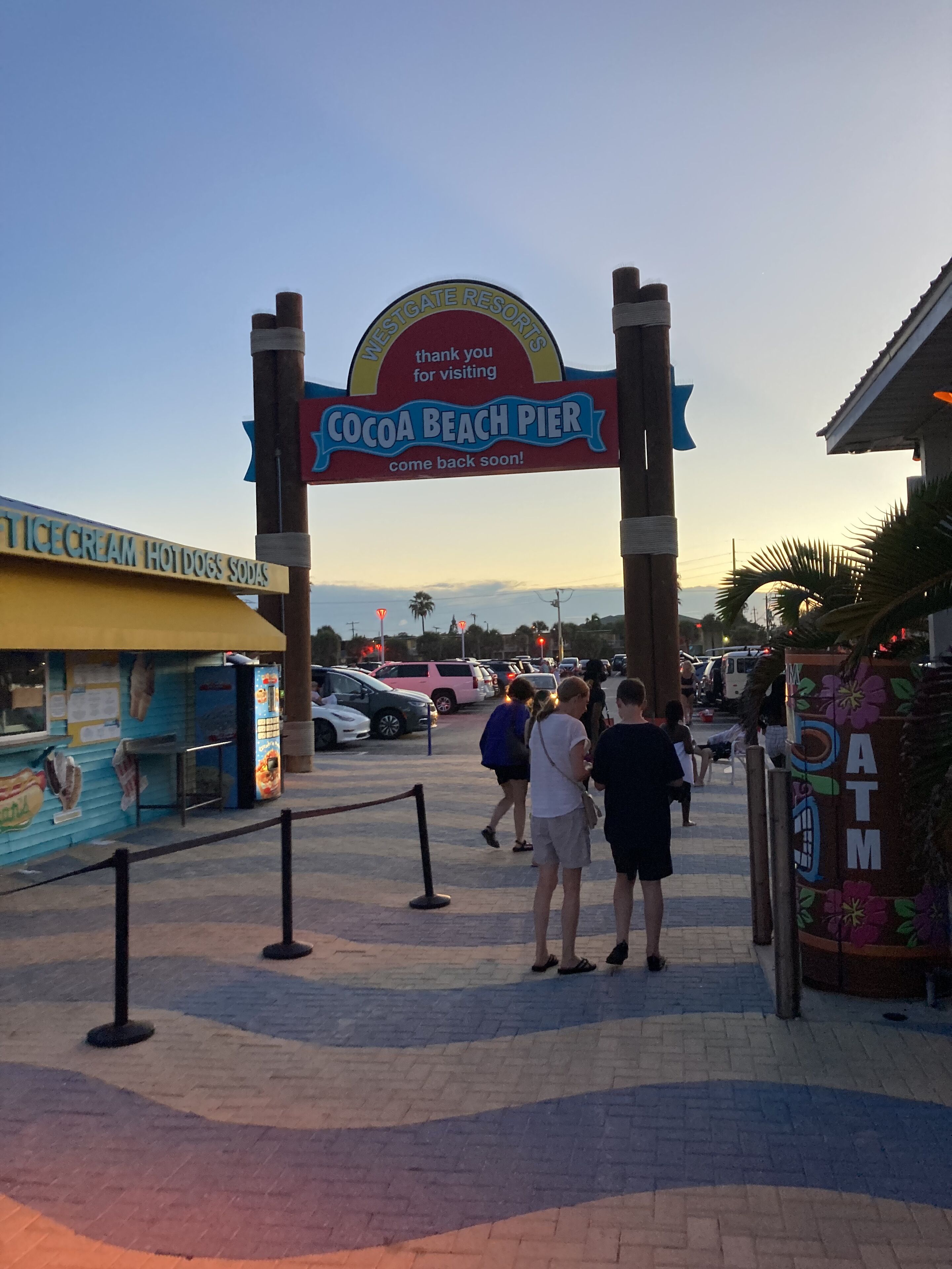 Schild für den Cocoa Beach Pier mit einer Dankesbotschaft und der Aufforderung, wiederzukommen.