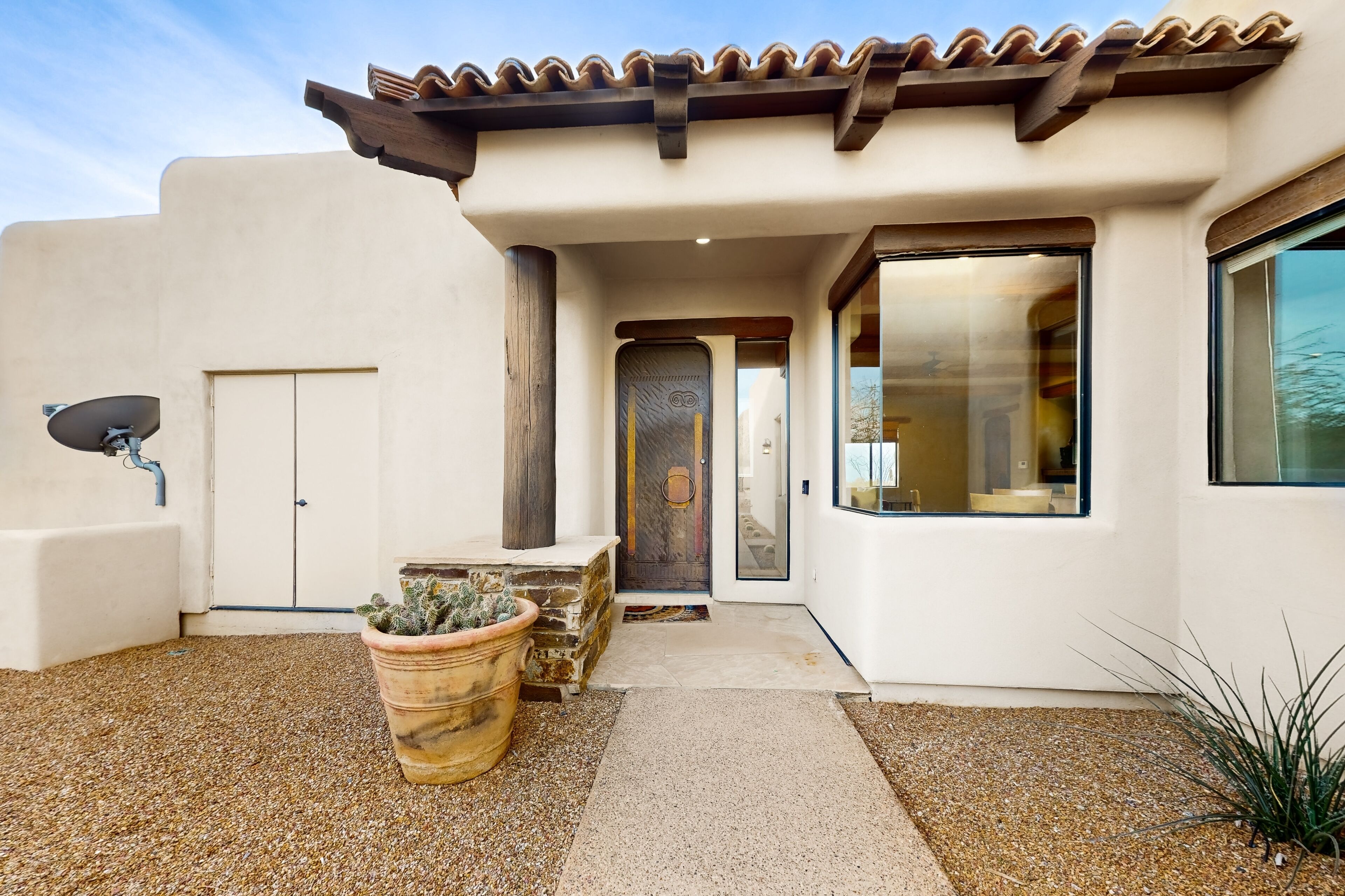 Private guest house with amazing views, patio, BBQ, W/D, & great location