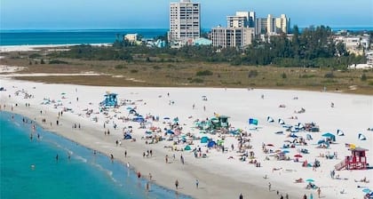 Good Vibrations- Stay right ON the beach in Siesta Key! Sleeps 6