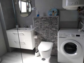 Shower, hair dryer, towels, soap - Casa Nazaré Apartment 4 (Nazaré)