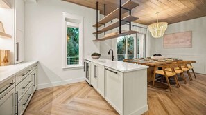 Fridge, microwave, oven, stovetop - Sport Court Feat. Pickleball - Theatre Room - Pool (Sarasota)