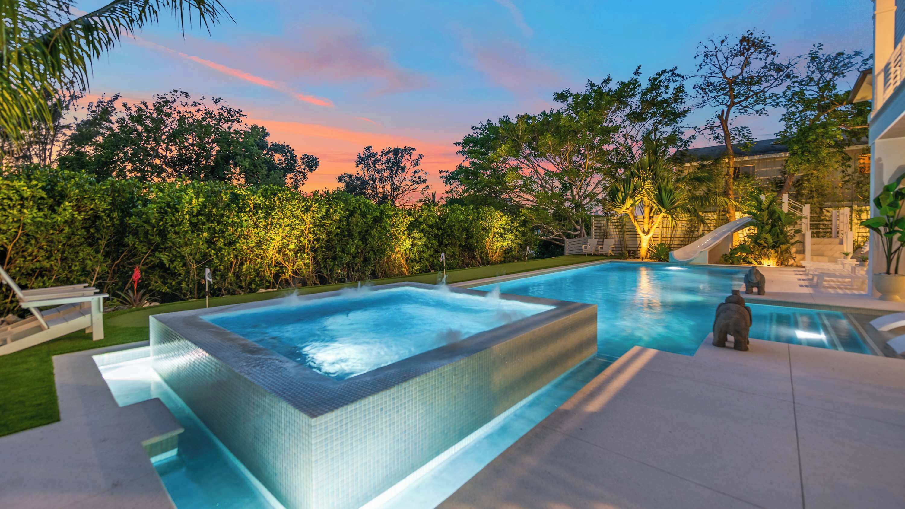 Utendørsbasseng og et oppvarmet basseng