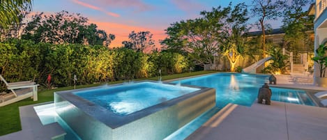 Utendørsbasseng og et oppvarmet basseng