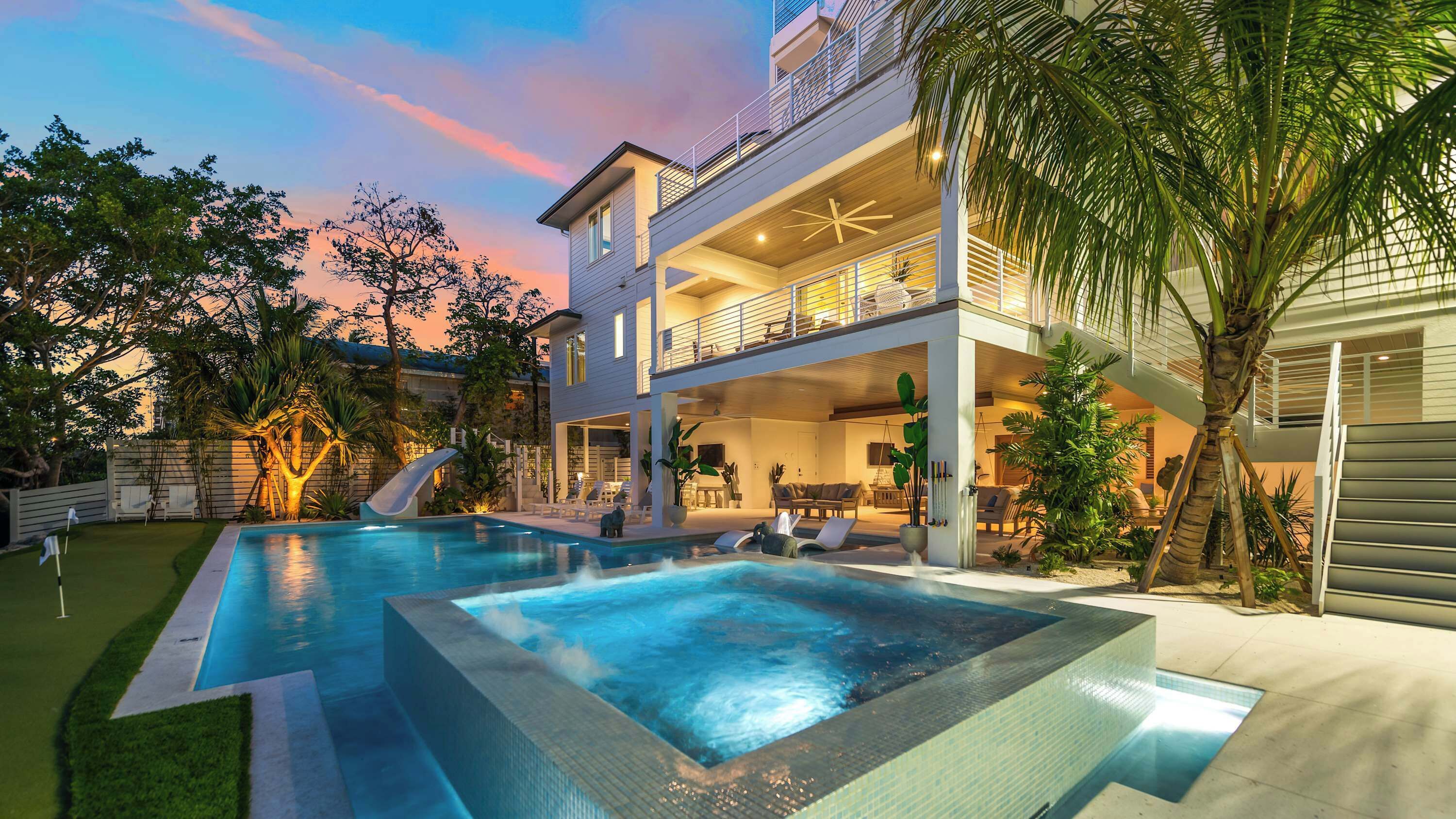 Utendørsbasseng og et oppvarmet basseng