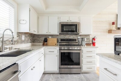 Beach & BBQ Oasis: Golf, Wineries, EV charging