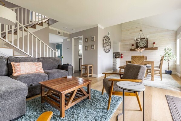 智能电视、壁炉、书