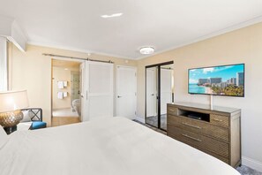 2 habitaciones, escritorio y tabla de planchar con plancha 