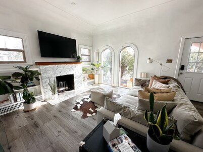 Stylish Downtown Retreat | 12 min to Broadmoor
