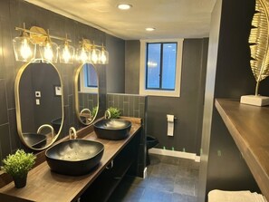 Regadera, toallas, jabón, shampoo 