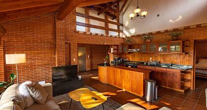 David's Den Atilán - Elegant 3-Bedroom, 3-Bath Home in a Verdant Garden Setting