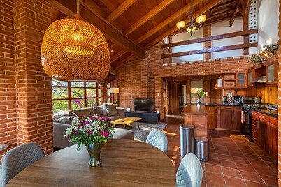 David's Den Atilán - Elegant 3-Bedroom, 3-Bath Home in a Verdant Garden Setting