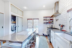 Fridge, microwave, oven, stovetop - Charming home in front of Adair Park II with enclosed backyard, streaming, W/D (Atlanta)