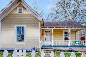 Exterior - Charming home in front of Adair Park II with enclosed backyard, streaming, W/D (Atlanta)