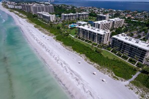 On the beach - Premier Beach View 2 Bedroom Condo (Longboat Key)