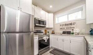 Kjøleskap, mikrobølgeovn, ovn og kokeplater