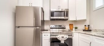 NEW - Mountain Chic Escape - Whyte Ave - Netflix - Clean!
