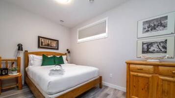 2 bedrooms, iron/ironing board, travel crib, free WiFi