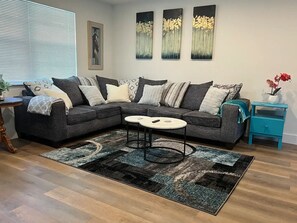 Smart TV, books - Dania Oasis
(Dania Beach)