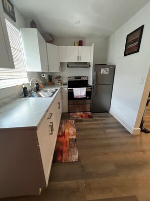 Fridge, microwave, oven, stovetop - Dania Oasis
(Dania Beach)