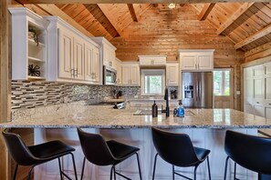 Kylskåp, mikrovågsugn, ugn och spishäll