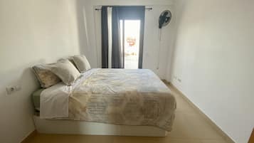 1 habitación, tabla de planchar con plancha y cuna de viaje