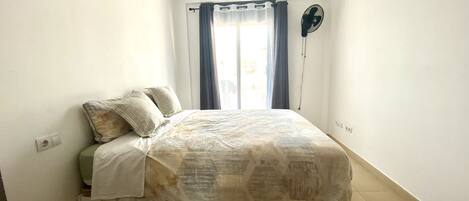 1 quarto, ferros/tábuas de passar roupa, berço de viagem