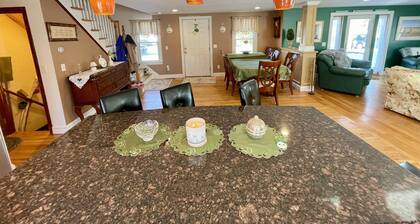 Near Mayflower Beach 7 Bedrooms 3 baths Sleeps 14 CENTRAL A/C