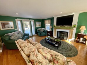 TV connectée, cheminée, chaîne hi-fi, espaces bureaux