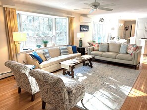 Een smart-tv, een open haard, videogames en een tafeltennistafel