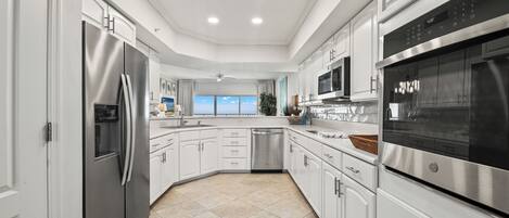 冷蔵庫、電子レンジ、オーブン、コンロ