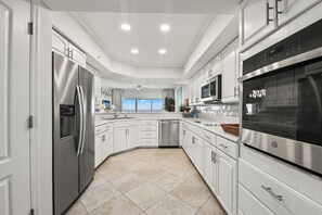 雪櫃、微波爐、焗爐、爐具