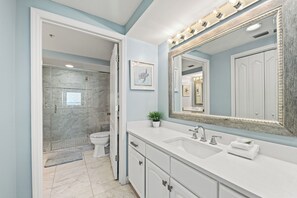 Douche, sèche-cheveux, serviettes fournies