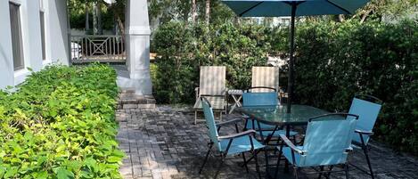 Casa, varias camas (Grey Mist  Modern 3bd 2ba on Quiet St) | Restaurante al aire libre