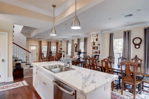 Grey Mist Modern 3bd 2ba on Quiet Street