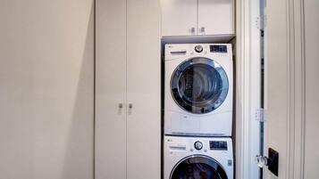 Rumah, Beberapa Tempat Tidur (Grey Mist  Modern 3bd 2ba on Quiet St) | Interior