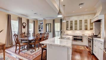 Rumah, Beberapa Tempat Tidur (Grey Mist  Modern 3bd 2ba on Quiet St) | Dapur pribadi | Oven, ketel listrik, dan pemanggang roti