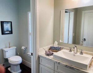 Casa, varias camas (Grey Mist  Modern 3bd 2ba on Quiet St) | Baño | Amenidades de baño gratuitas 