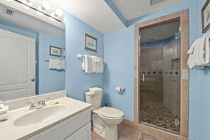 Dusj, hårføner og håndklær