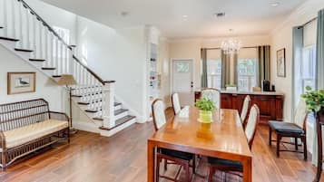 House, Multiple Beds (Pink House Modern 3bd 3ba Parking ) | Dining