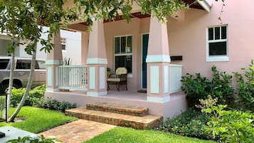 House, Multiple Beds (Pink House Modern 3bd 3ba Parking ) | Exterior