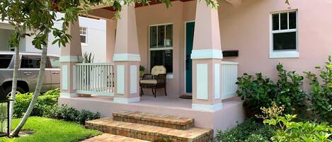 House, Multiple Beds (Pink House  Modern 3bd 3ba  Parking  ) | Exterior