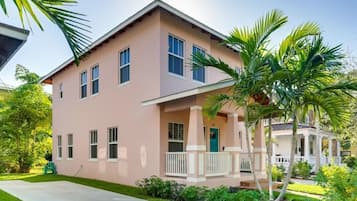 House, Multiple Beds (Pink House Modern 3bd 3ba Parking ) | Exterior