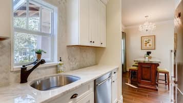 House, Multiple Beds (Pink House Modern 3bd 3ba Parking ) | Private kitchen | Oven, electric kettle, toaster