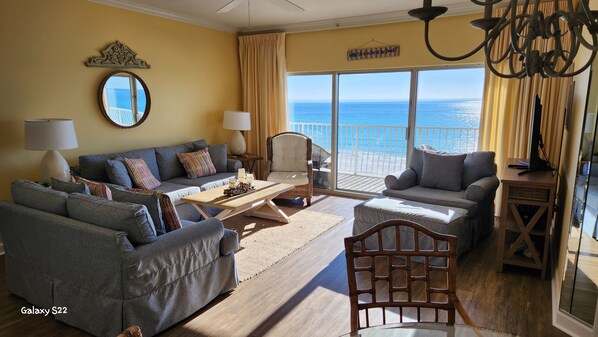 Smart TV - Beachfront 3br/3ba condo on the 6th floor with free beach chairs included! (Panama City Beach)