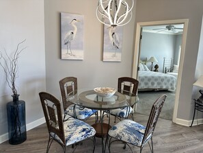 Dining - Beachfront 2br/2ba condo on the 7th floor with free beach chairs included! (Panama City Beach)