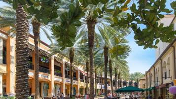 Rumah, Beberapa Tempat Tidur, pemandangan kolam renang (Mango Haus  2bd 2ba  Private Pool and) | Lain-lain