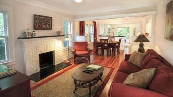 House, Multiple Beds, Pool View (Mango Haus 2bd 2ba Private Pool and) | Living area
